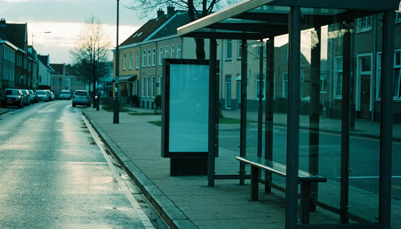 Lege bushok met blanco reclamepaneel in Nederlandse straat.